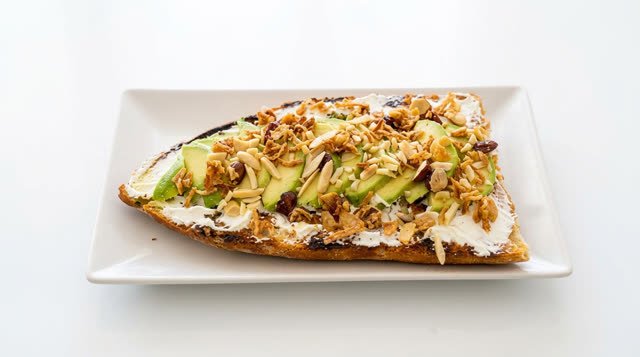 Tosta de crema de queso y aguacate