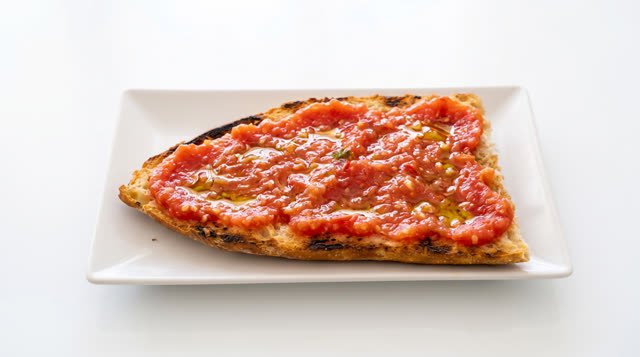 Tosta de tomate, sal y aceite de oliva